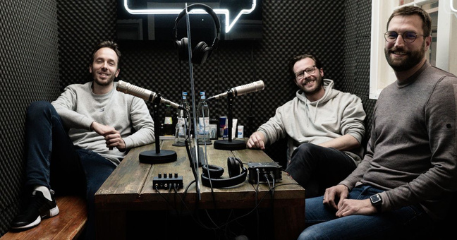 Philipp Westermeyer mit Chris Nickel und Julian Jansen, Content-Direktoren bei About You, während der Aufnahme zum OMR Podcast