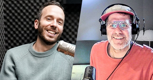Doppel-Philipp im OMR Podcast: Gastgeber Philipp Westermeyer und remote zugeschaltet Philipp Grütering von Deichkind (r.)