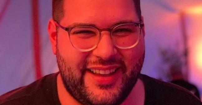 Leon bewertet auf seinem Instagram-Kanal "xskincare" Hautpflege-Produkte