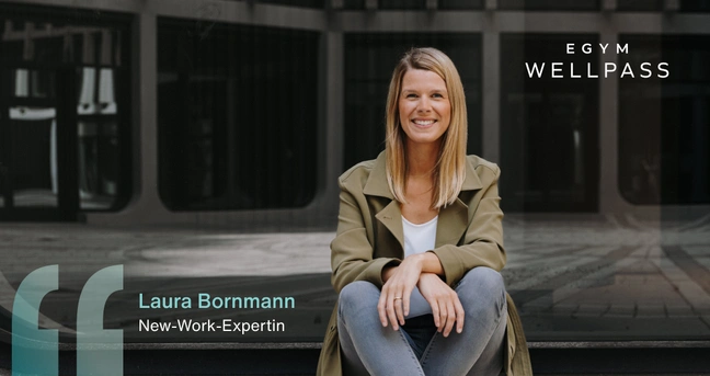 Portraitfoto von Laura Bornmann, New-Work-Expertin, lächelnd im Freien sitzend. Rechts im Bild das Logo von EGYM Wellpass.