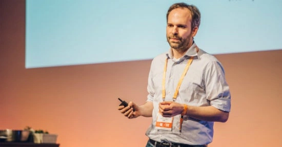 Bjoern Sjut über zehn Wege mit Messaging-Plattformen Geld zu verdienen. (Foto: Hannes Holtermann, Online Marketing Rockstars)