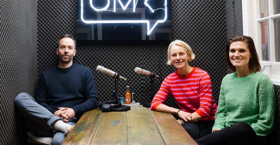 Léa Steinacker und Miriam Meckel (von rechts) trafen sich mit OMR-Gründer Philipp Westermeyer in Hamburg zur Aufnahme. 