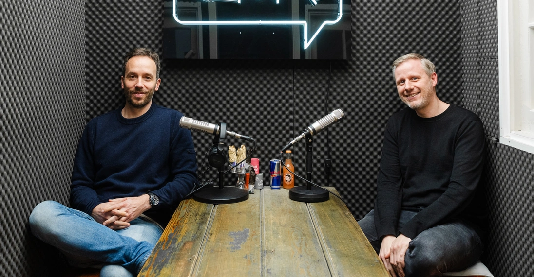 Spotify-Manager Michael Krause besuchte OMR-Gründer Philipp Westermeyer im Studio (v.r.)