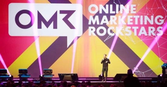 Philipp Westermeyer eröffnet die OMR Konferenz 2016. (Foto: Chris Kurr / Online Marketing Rockstars)