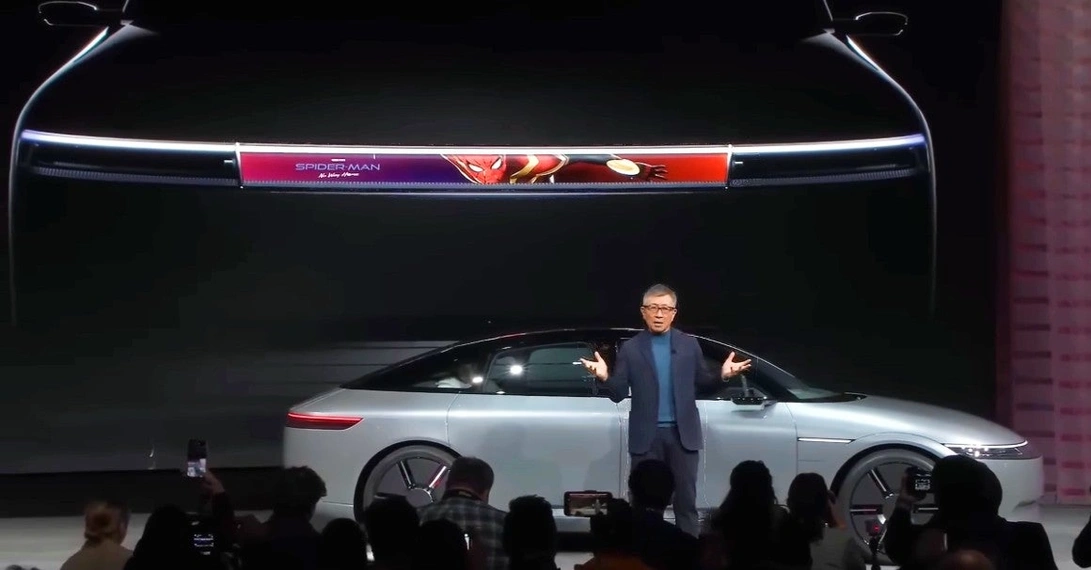 Werbung in der "Mediabar" unterhalb der Motorhaube: Auf der Elektronikmesse CES stellte Yasuhide Mizuno, CEO eines Jointventures zwischen Honda und Sony, das neue E-Auto Afeela vor, das mit den Menschen rund um das Auto "Informationen teilen" können soll