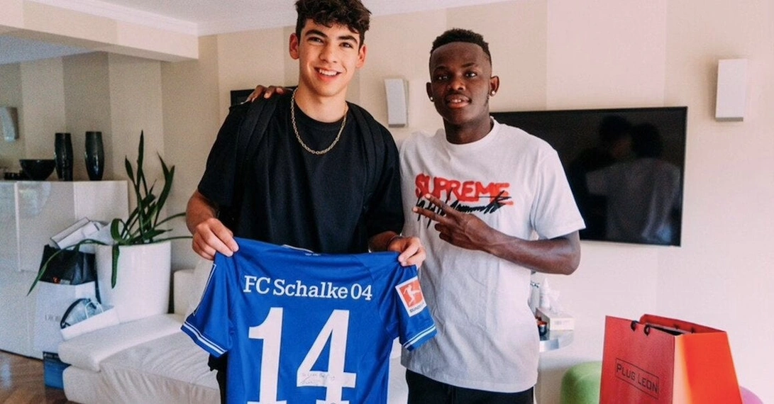 Léon Gissing mit seinem Kunden Rabbi Matondo, walisischer Nationalspieler, der gerade von Schalke 04 an Stoke City ausgeliehen ist