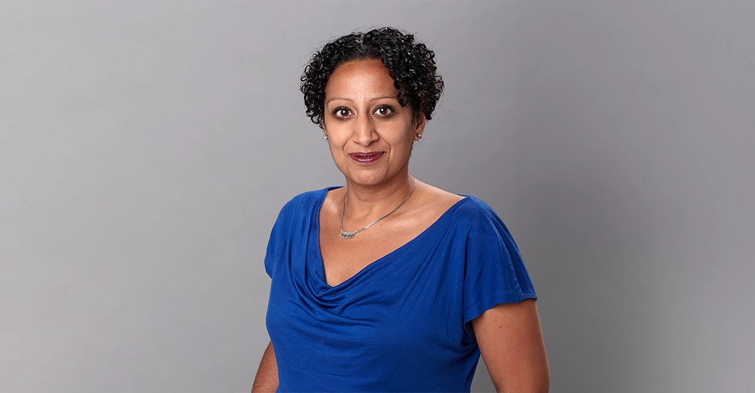 Porträtaufnahme von Nina Zimmermann, CEO von kununu, vor grauem Hintergrund. Sie trägt ein blaues Oberteil und blickt direkt in die Kamera – zentrale Stimme in der Debatte um Arbeitgeberbewertungen und Arbeitsrecht.