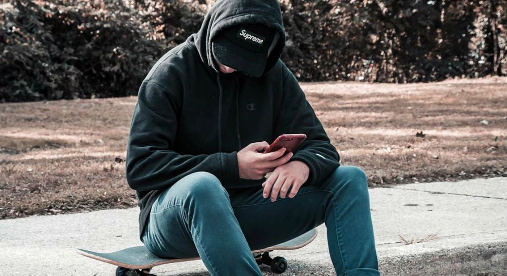 supreme_smartphone_skateboard