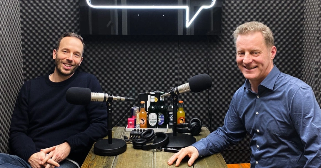 FKP-Scorpio-Gründer Folkert Koopmans (rechts) zu Gast bei Philipp Westermeyer im OMR-Studio. Foto: OMR