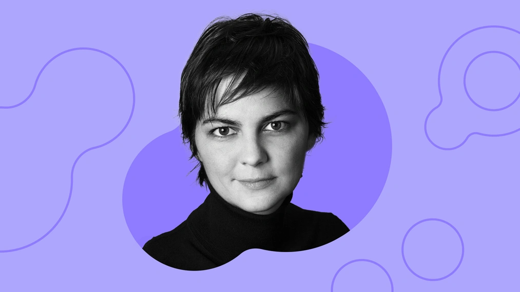 Ein schwarz-weiß Porträt von Vera Starker vor einem lilafarbenen, grafisch gestalteten Hintergrund mit abstrakten Kreisen. Sie trägt einen schwarzen Rollkragenpullover und blickt ernst in die Kamera. Die Illustration vermittelt Klarheit und Nachdenklichkeit – passend zum Thema Führung in Krisenzeiten.