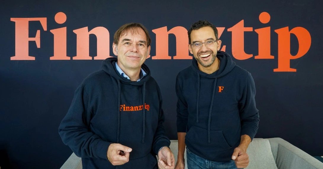 Hermann-Josef Tenhagen und Saidi Sulilatu leiten den Finanz-Ratgeber Finanztip. Foto: Finanztip