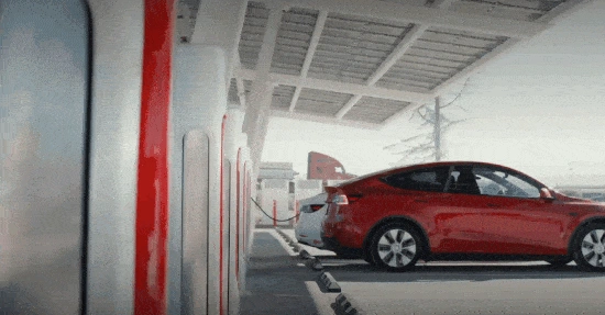 Ein Tesla-Modell an einer Tesla-Ladestation