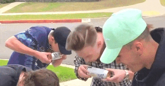 Liquid-Death-Fans trinken das Wasser gerne so, wie man manche gerne Bier trinken. In den USA heißt die Praxis "Shotgunning".