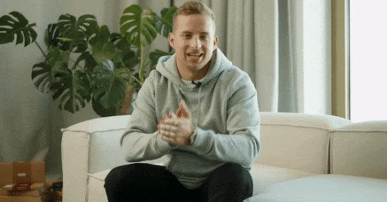 Snocks-Mitgründer Johannes Kliesch reibt sich im Spot bei Amazon Prime die Hände