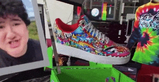 Beim Drop des NFT-Fashion-Labels RTFKT mit dem Krypto-Künstler Fewocious wurden in sechs Minuten Sneaker im Wert von 3,1 Millionen Dollar verkauft.