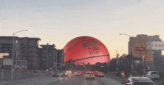 Die Las Vegas Sphere erscheint als riesiger Basketball am Horizont