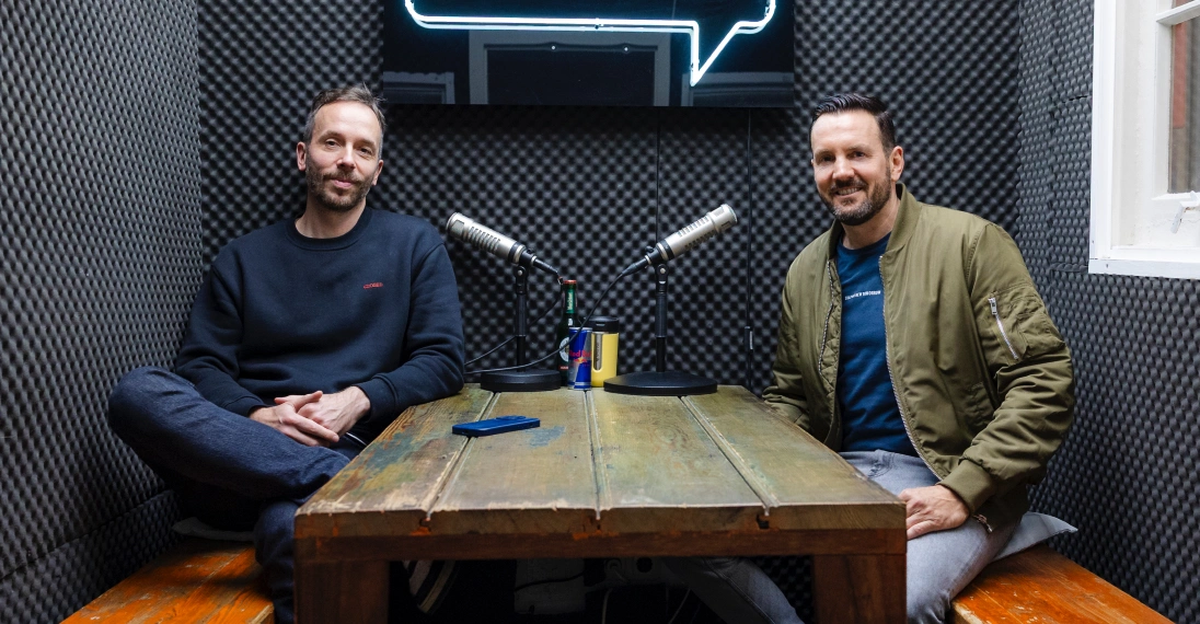 Wer könnte der neue Löwe bei DHDL werden? Auch darüber sprachen Philipp Westermeyer und Fabian Tobias (v.l.) bei der Aufnahme in Hamburg. Foto: OMR