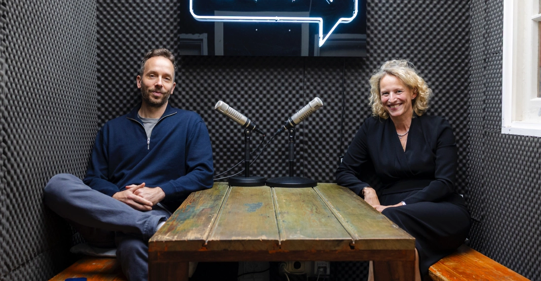 Elke Hofmann ist seit dem 1. Juni 2025 Deutschland-Chefin von Egon Zehnder. Mit OMR-Gründer Philipp Westermeyer sprach sie über die verschwiegene Welt des Executive Search. Foto: OMR