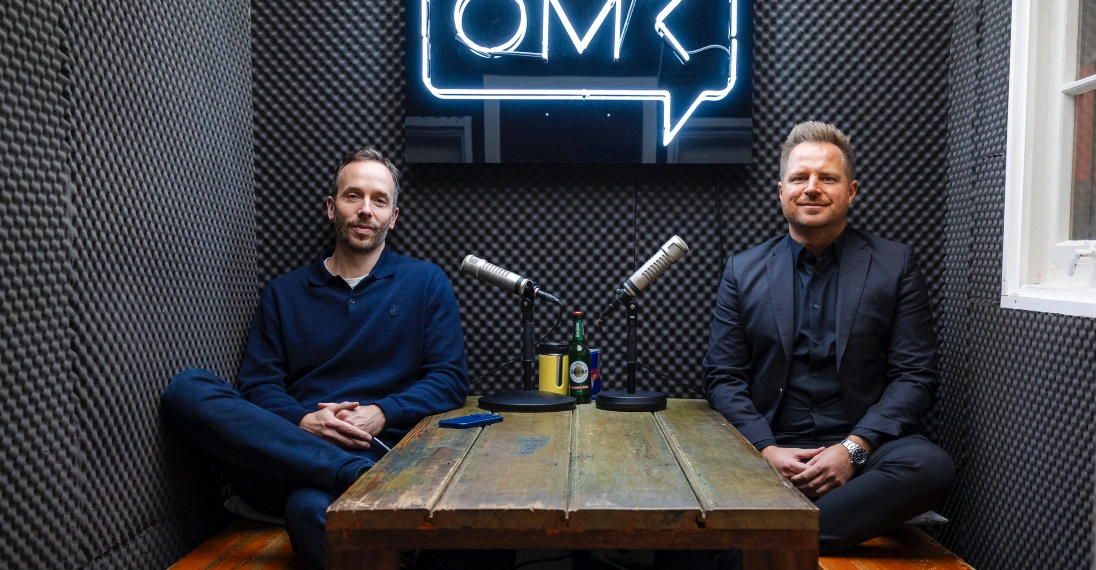 Philipp Westermeyer und Neura-Robotics-Gründer David Reger trafen sich im Dezember zur Aufnahme. Foto: OMR