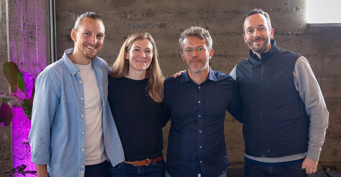 Marie-Astrid Langer, Philipp Alvares de Souza Soares (2.v.r.) und Philipp Westermeyer trafen sich mit Christian Byza (1.v.l.) in dessen House of AI in San Francisco zur Aufnahme. Foto: Florian Rinke/OMR