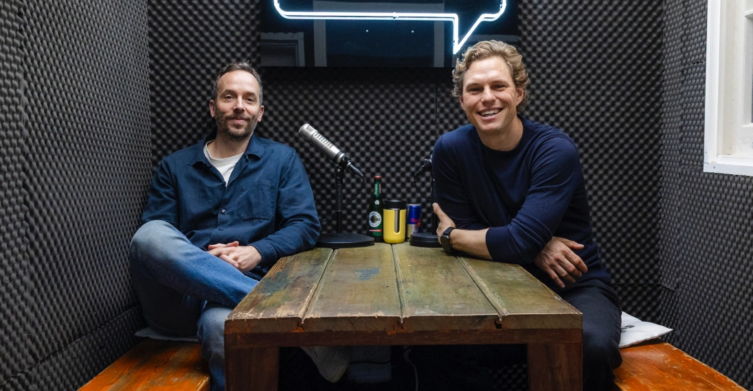 Mal wieder zu Besuch in Hamburg: Scalable-Capital-Gründer Erik Podzuweit (rechts) traf sich mit OMR-Gründer Philipp Westermeyer zur Aufnahme. Foto: OMR