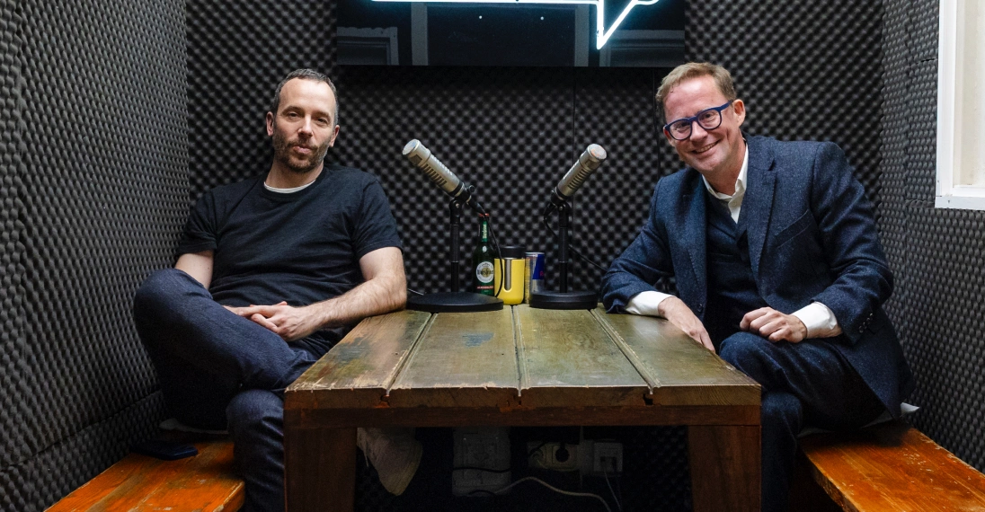 Jan-Hendrik Goldbeck pendelt zwischen Frankfurt, Mallorca und Ostwestfalen – hier besucht er OMR-Gründer Philipp Westermeyer (links) im Studio in Hamburg. Foto: OMR