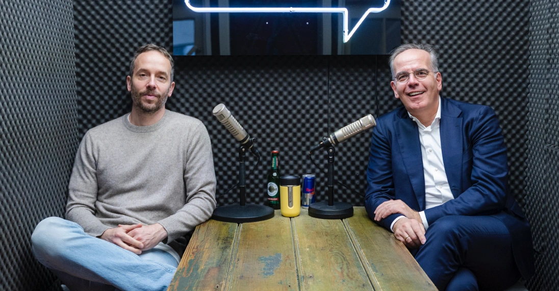 State-Street-Banker Jörg Ambrosius pendelt zwischen den USA, England und Deutschland – und war nun zu Besuch im OMR-Studio in Hamburg bei Philipp Westermeyer (l.)