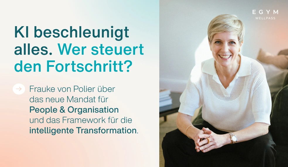 Frauke von Polier sitzt lächelnd auf einem Sofa in einer hellen, modernen Umgebung und blickt direkt in die Kamera. Die linke Bildhälfte zeigt einen sanften Farbverlauf von zartem Rosa zu hellem Türkis. Oben rechts befindet sich das Logo von „EGYM WELLPASS“. Auf der linken Seite steht der folgende Text: „KI beschleunigt alles. Wer steuert den Fortschritt? Frauke von Polier über das neue Mandat für People & Organisation und das Framework für die intelligente Transformation.“