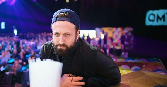 Fotograf Paul Ripke auf der Konferenz-Bühne vom Online Marketing Rockstars Festival 2016.