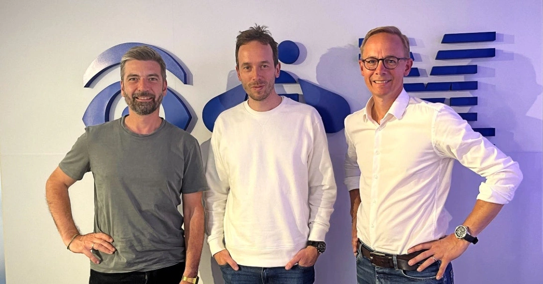 Die Woom-Gründer Christian Bezdeka (links) und Marcus Ihlenfeld (rechts) beim Treffen mit OMR-Gründer Philipp Westermeyer in Berlin. Foto: OMR