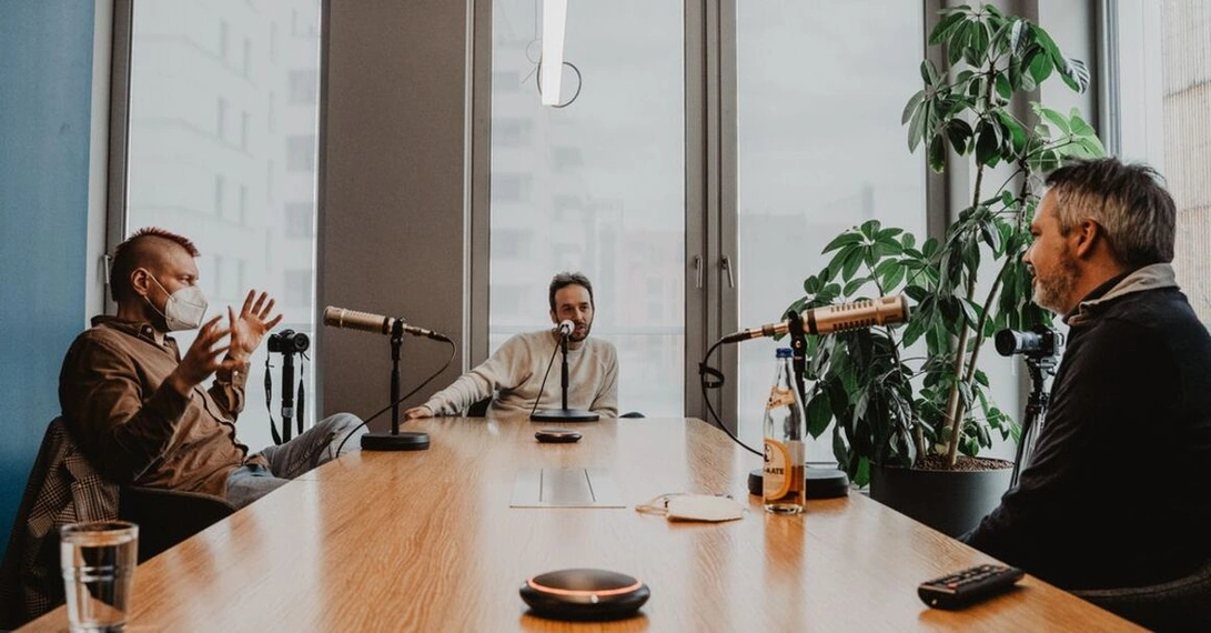 Sascha Lobo, Philipp Westermeyer und Florian Heinemann (v.l.) bei der Aufnahme zum OMR Podcast in Berlin