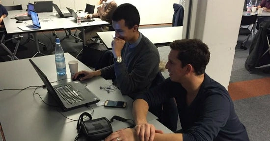 Tutor und Flüchtling bei Codedoor