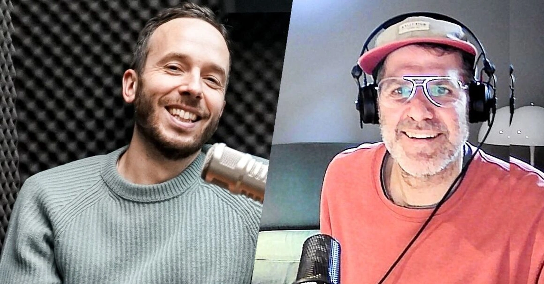 Doppel-Philipp im OMR Podcast: Gastgeber Philipp Westermeyer und remote zugeschaltet Philipp Grütering von Deichkind (r.)