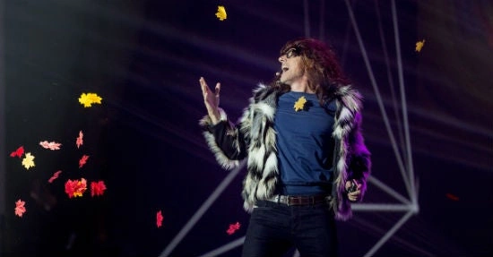 Scott Galloway bei seiner Performance von Adeles "Hello" bei den Online Marketing Rockstars 2016