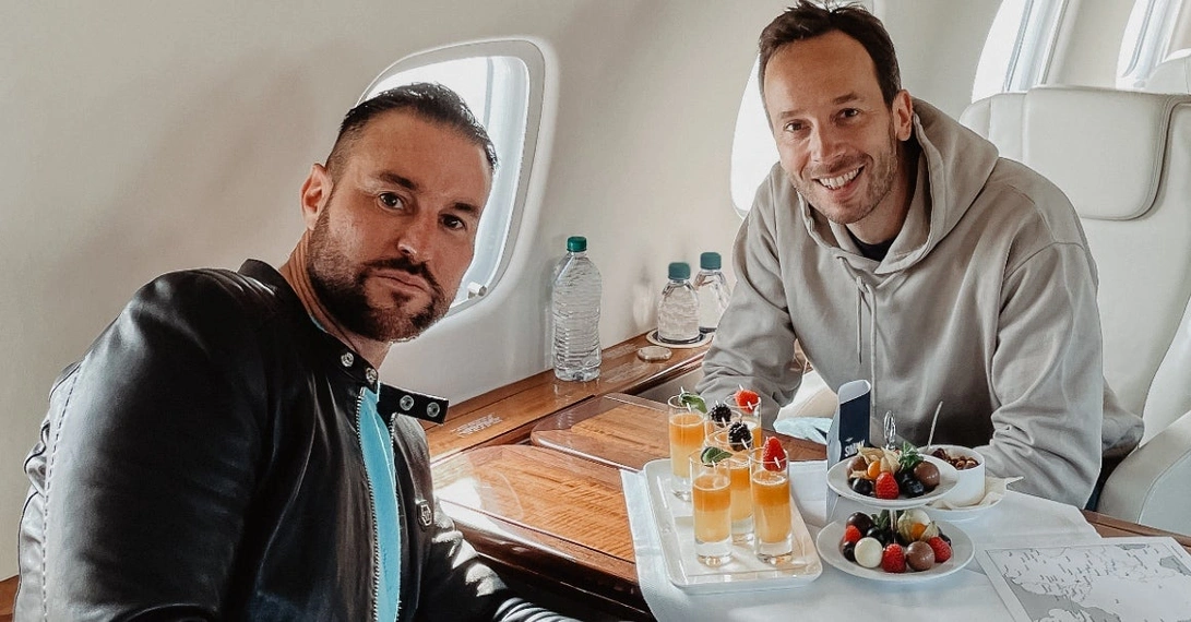 Mode-Designer Philipp Plein und OMR-Gründer Philipp Westermeyer im Privatjet Richtung London. Foto: OMR