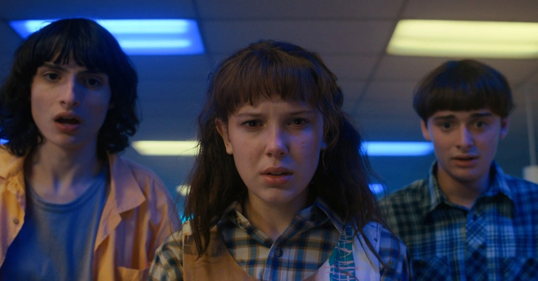 Ein Blick in die aktuelle vierte Staffel: Finn Wolfhard spielt wieder Mike Wheeler, Millie Bobby Brown ist erneut als Eleven dabei und Noah Schnapp als Will Byers (von links). Foto: Netflix