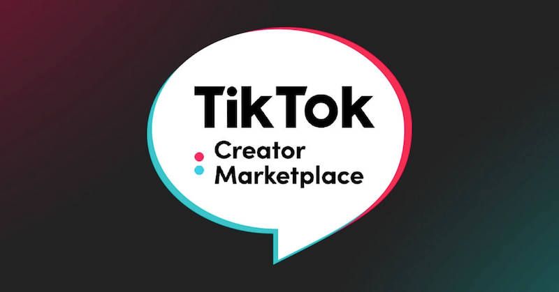 Logo des TikTok Creator Marketplace in einer Sprechblase mit schwarzem Hintergrund. Der Text 'TikTok Creator Marketplace' ist zentral platziert, begleitet von den TikTok-Farben Blau und Rot.