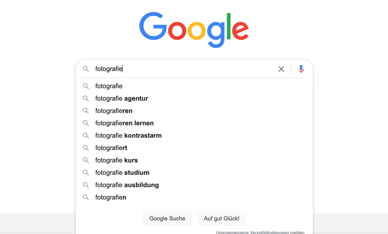 Google Suchleiste mit dem Suchbegriff Fotografie und dem dazugehörigen Auto Complete