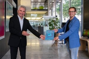 Der NRWalley-Vorsitzende Torsten Jensen (rechts) übergibt im August 2021 ein Positionspapier an NRW-Wirtschaftsminister Andreas Pinkwart. Foto: NRWalley