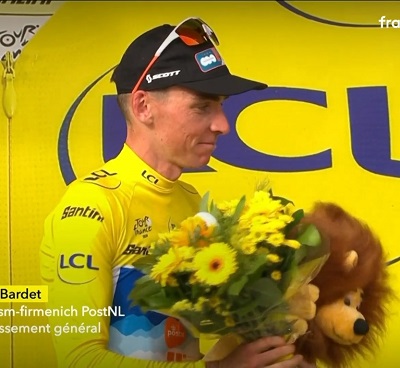  Remise du bouquet à Romain Bardet, 1er maillot jaune du Tour de France 2024.- Photo issue du direct de  France Télévision 