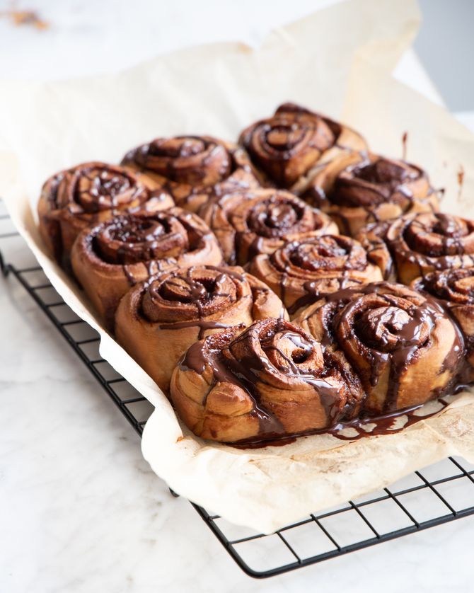 Et fad med veganske kanelsnegle, samt en skål med smeltet chokolade