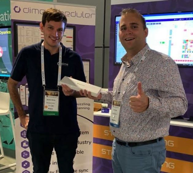 Hendrik Bulens, managing partner at Dime Software, handing over the giveaway to Pieter Kok, technical consult at Bluace.